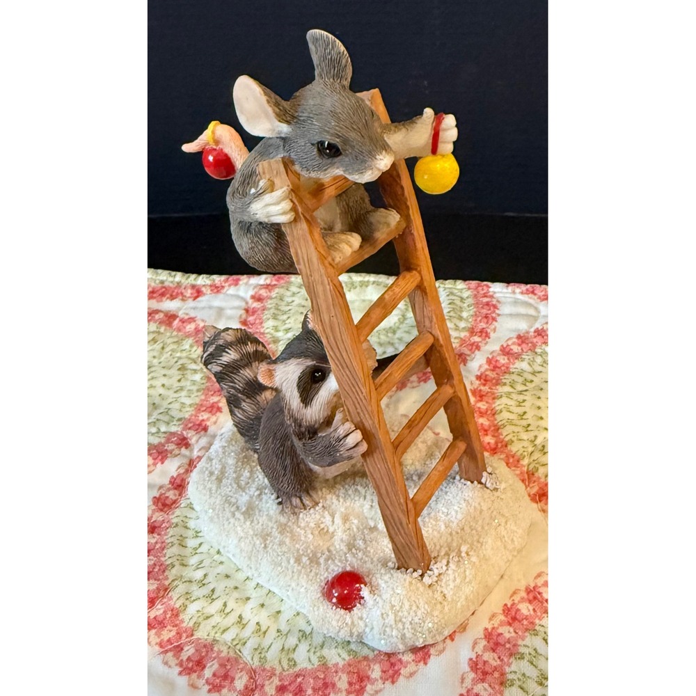Charming Tails Fitz Floyd Figurine Trimming The Tree Mouse Raccoon Ladder 87/702